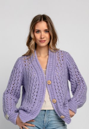 Liliowa, dziana kardigan o luźnym kroju, z teksturowanym otwartym wzorem, trzema drewnianymi guzikami i ściągaczami przy mankietach.