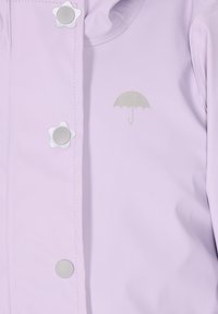 Šviesiai violetinė lietpaltis su žvaigždžių formos sagomis, su sidabriniu skėtuko piešiniu. Lygi medžiaga, minimalistinis dizainas ir jokios matomos raštos.