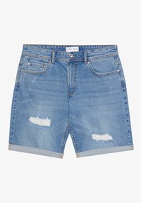 Blå denimshorts med mid-rise design, som har to revne lapper og en rullet kant. Inkluderer front- og baglommer samt knaplukning.