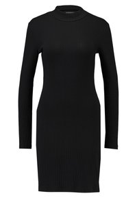 Vestido negro de manga larga acanalado con un cuello alto, diseño ajustado y tela texturizada. Presenta un corte recto y detalles mínimos.
