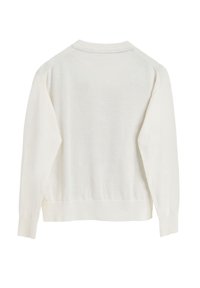 Pull en maille blanc avec manches longues, col et poignets côtelés, texture lisse et détails de couture subtils le long des épaules et en bas.