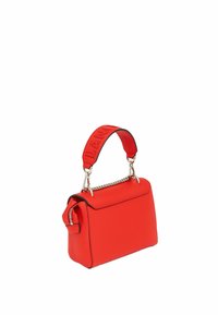 Sac à main en cuir rouge avec un design structuré, des bordures noires et une chaîne décorative. Dispose d'une surface texturée et d'un logo embossé sur la poignée.
