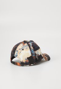 Șapcă de baseball cu un model abstract multicolor în negru, portocaliu, albastru și crem; curea ajustabilă la spate, material din țesătură.