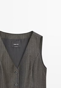 Gilet senza maniche a righe grigio scuro con scollatura a V profonda e due bottoni frontali, etichettato Massimo Dutti, prodotto in Marocco.