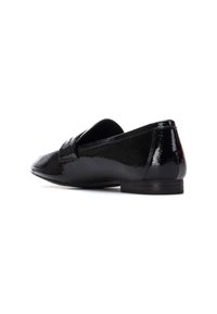 Mocasines de charol negro con punta redondeada, tacón bajo y una textura lisa y suave. Presentan una parte superior cosida y un diseño minimalista.