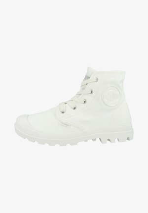 Bottines en toile blanches montantes avec un design à lacets, embout en caoutchouc et semelle texturée. Présente un patch logo circulaire sur le côté.