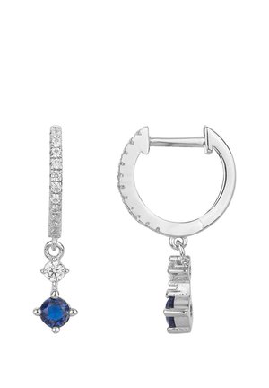 Orecchini a cerchio in argento con pietre trasparenti incastonate e pendenti con ciondoli di gemme blu e trasparenti.
