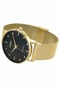 Gouden gaas polshorloge met een zwarte ronde wijzerplaat, diamanten accenten en gouden uurmarkeringen, met een textuurontwerp en een roestvrijstalen sluiting.