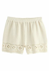 Weiße Strickshorts mit einem elastischen Bund und Spitzenbesatz am Saum, die kreisförmige Ausschnittmuster an den Rändern aufweisen.
