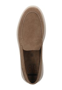 Braune Wildleder-Slipper mit runder Zehenpartie, elastischen seitlichen Einsätzen und einer weißen Gummisohle. Innen hat er ein gepolstertes Fußbett mit Branding.