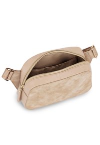 Borsa a tracolla in pelle e camoscio beige con chiusura a zip, forma rettangolare piatta e tracolla regolabile. L'interno presenta un unico scomparto.