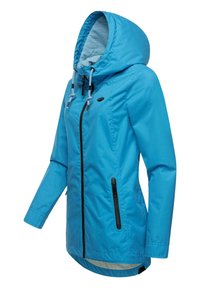 Vodoodolná modrá bunda s kapucňou, predným zipsom a dvoma bočnými vreckami. Obsahuje šnúrky a kontrastné čierne akcenty.