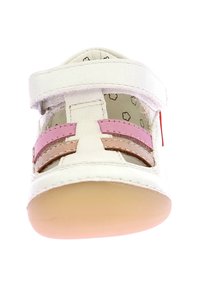 Sandalini bianchi per bambini con cinturini rosa e beige, chiusura in velcro e suola texturizzata; fodera interna a motivi visibile attraverso i cinturini.