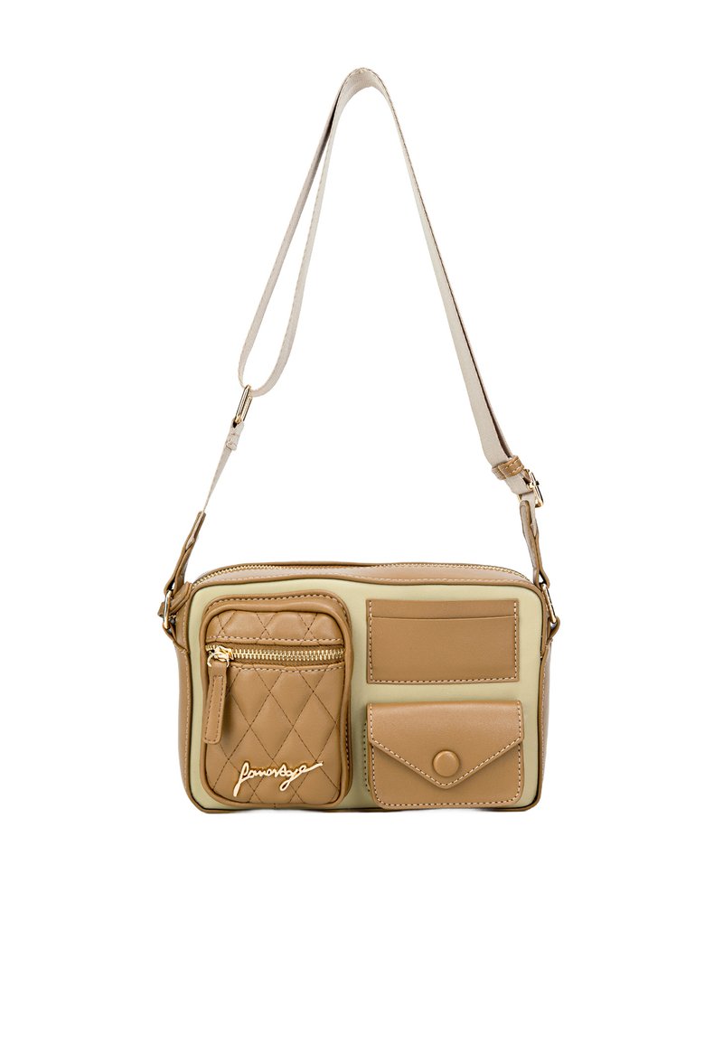 Borsa a spalla sintetica color tan con texture trapuntata, dotata di due tasche frontali, una con zip e una con bottone a pressione, e un retro liscio.