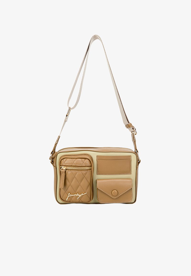 Borsa a spalla sintetica color tan con texture trapuntata, dotata di due tasche frontali, una con zip e una con bottone a pressione, e un retro liscio.