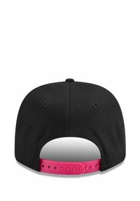 Czarna czapka baseballowa z płaskim daszkiem, z różowym regulowanym zapięciem z tyłu i dwoma otworami wentylacyjnymi.