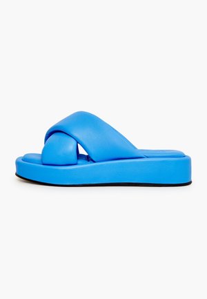 Infradito blu con una suola spessa e imbottita, caratterizzati da un design con fasce incrociate, texture liscia e dettagli della suola nera.