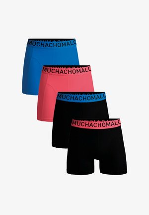 Kék, rózsaszín és fekete boxeralsók, kontrasztos elasztikus szalaggal, amelyen a "MUCHACHOMALO" felirat fekete és kék színben szerepel. Sima, rugalmas anyag.