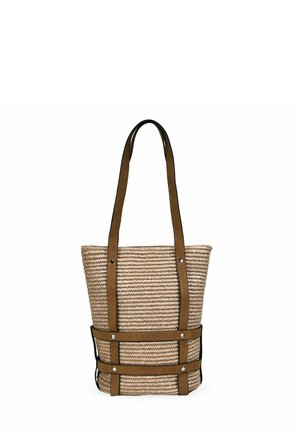Bolso tote beige tejido con largas correas de cuero marrón y bandas de cuero horizontales y verticales reforzadas con remaches plateados.
