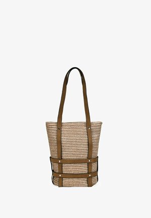 Bolso tote beige tejido con largas correas de cuero marrón y bandas de cuero horizontales y verticales reforzadas con remaches plateados.