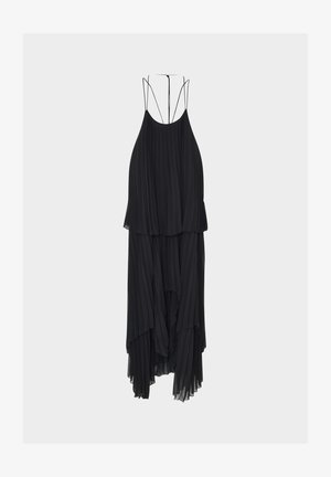 Robe noire plissée sans manches avec ourlet asymétrique superposé et fines bretelles spaghetti sur fond blanc.