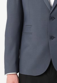 Mere blazer struktureeritud disainiga, kahe esihaknaga, kitsas sobivus ja peened tikandid taskutele. Sile kangastekstuuri.