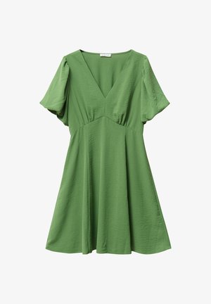 Robe verte à manches courtes en tissu léger avec un décolleté en V, une taille cintrée et une jupe évasée pour une silhouette décontractée.