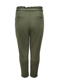 Olívazöld, szűkített szárú nadrág, átlapolt szegéllyel, papírzacskó derékkal, övhurkokkal és két hátsó zsebes welt zsebekkel.