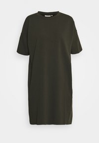 Ciemnozielona, oversized sukienka t-shirt z krótkimi rękawami, okrągłym dekoltem i detalami na bocznych szwach. Wykonana z miękkiego, elastycznego materiału.