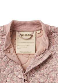Rosafarbene, gesteppte Blumenjacke für Kleinkinder mit geripptem Kragen und Reißverschluss, ausgestattet mit einer Stoffschlaufe und Markenlabel an der Innenseite des Kragens.