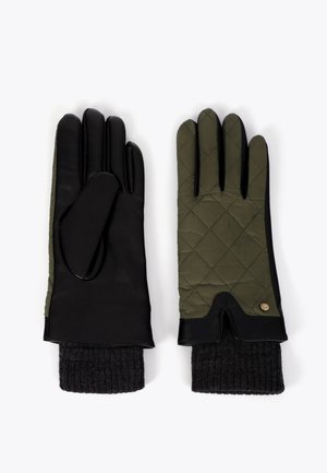 Par de guantes con palmas de cuero negro y reversos de tela acolchada verde oliva, con puños negros acanalados y un pequeño detalle de botón metálico.