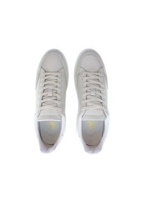 Vita lädersneakers med en slät yta, som har platta snören, en rund tå och en subtil guldlogotyp på innersulan.