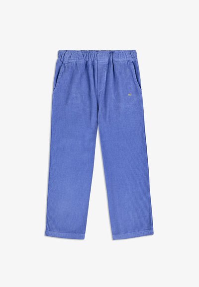 Blauwe corduroy broek met een elastische tailleband, twee zijzakken en een klein geborduurd logo in het groen aan de voorkant.