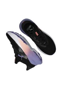 Chaussures de sport noires avec une tige texturée, des accents violets et une semelle à motifs. Présente un détail réfléchissant et un logo décoratif.