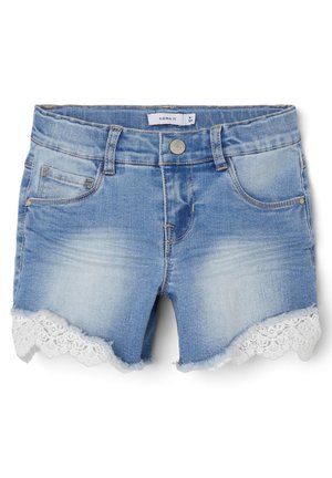 Lyseblå denimshorts med frontlommer, knaplukning og hvid blonderkant langs den frynsete kant.