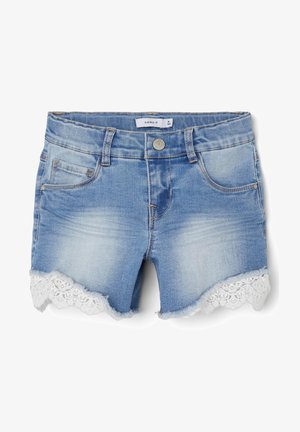 Shorts en denim bleu clair avec poches avant, fermeture par bouton, et bordure en dentelle blanche le long de l'ourlet effiloché.