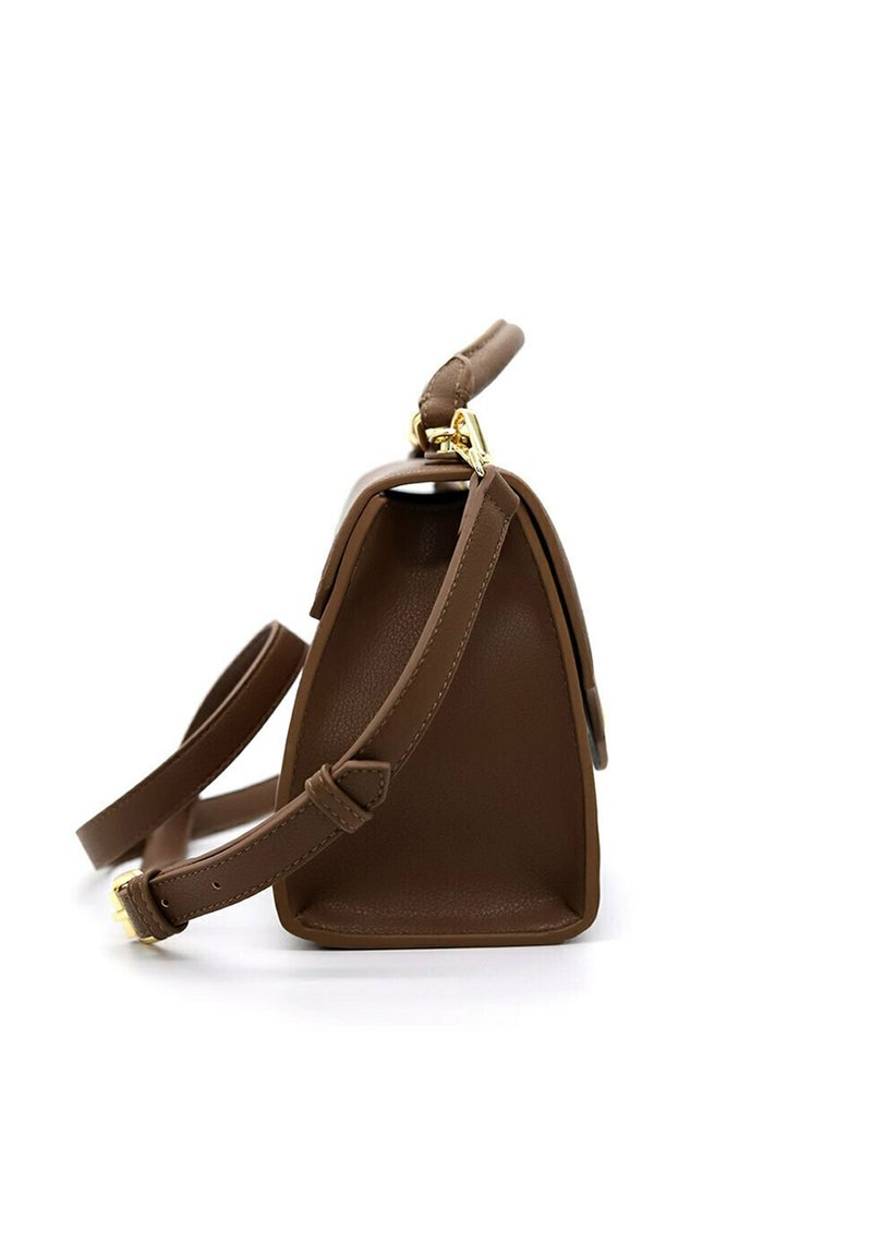 Borsa a mano in pelle marrone con una forma triangolare strutturata, hardware dorato e una tracolla rimovibile. Texture liscia, design elegante.