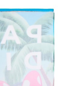 Serviette de plage colorée avec des motifs tropicaux de palmiers, fond bleu clair, grand texte blanc, et accents roses avec des pois.
