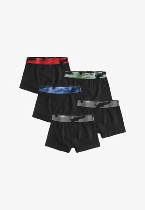 Vier Paare schwarze Boxerbriefs mit Tarnmuster-Bund in Rot, Grün, Blau und Grau. Der Stoff wirkt weich und dehnbar.