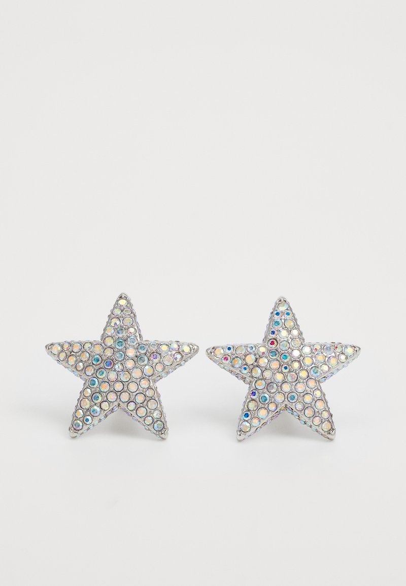 Orecchini a forma di stella in metallo di tono argento, ricoperti di strass multicolori; presentano una finitura liscia e riflettente.