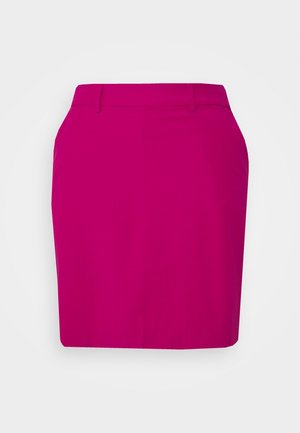 Falda lápiz fucsia con una textura suave, cintura alta y un diseño ajustado. Parte delantera plana sin bolsillos visibles.