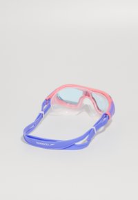 Speedo zwembril met een flexibele, doorzichtige lens, een roze en paarse rand, verstelbare banden en een gestructureerd oppervlak voor grip.