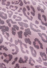 Tessuto con stampa leopardata in tonalità di rosa e marrone, caratterizzato da una superficie strutturata. Il motivo include una combinazione di macchie e linee irregolari.