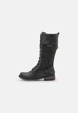 Schwarze Leder-Ankle Boots mit Schnürung, strukturiertem Finish, verstärkter Zehenkappe, niedrigem Absatz und einem Logo-Patch an der Seite.