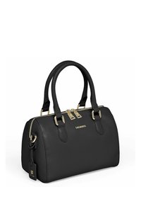 Sac à main en cuir noir texturé avec double poignée, fermetures éclair dorées et logo de marque doré à l'avant.