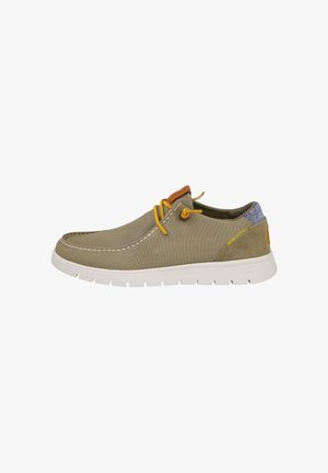 Zapato casual beige sin cordones con cordones amarillos, suela blanca, detalles cosidos y parche trasero de tela gris, mostrado desde el lado exterior.