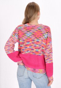 Strickpullover in lebhaftem Pink mit bunten Mustern. Lange Ärmel mit Rippbündchen und kontrastierendem strukturiertem Saum.