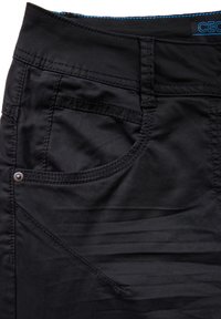 Svarta denim capri-byxor med en slät textur, med en framficka med sömnadsdetaljer och en märkesrem.