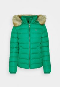 Chaqueta acolchada verde con capucha forrada de piel, cierre de cremallera, diseño acolchado y puños acanalados. Cuenta con bolsillos frontales y un pequeño detalle de logo.