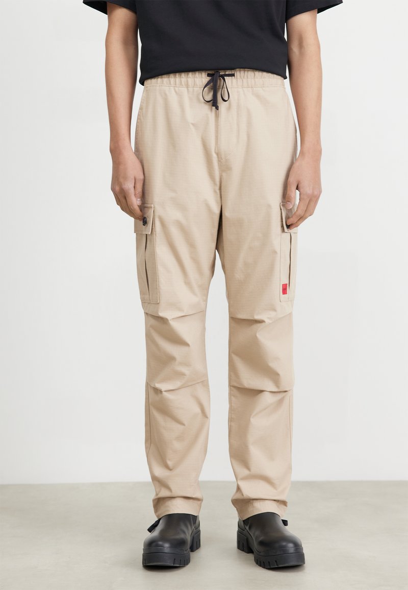 HUGO GARLO - Oldalzsebes nadrágok - medium beige
